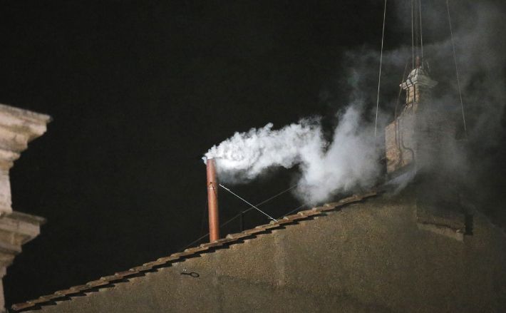 '흰 연기' 나오는 시스티나 성당. EPA-연합뉴스