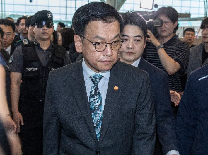 최상목 부총리 겸 기획재정부 장관이 미국 워싱턴 DC에서 열리는 '한미 2+2 통상 협의'와 '주요 20개국(G20) 재무장관회의'에 참석차 22일 인천공항을 통해 출국하고 있다. 연합뉴스