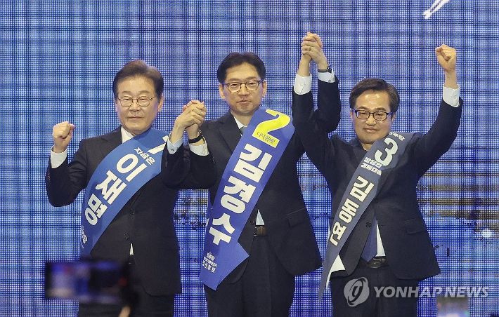 (울산=연합뉴스) 김용태 기자 = 이재명(왼쪽부터), 김경수, 김동연 더불어민주당 대선 경선 후보들이 20일 울산시 울주군 울산전시컨벤션센터에서 열린 '제21 대통령선거 후보자 선출을 위한 영남권 합동연설회'에서 인사하고 있다. 2025.4.20 yongtae@yna.co.kr 연합뉴스