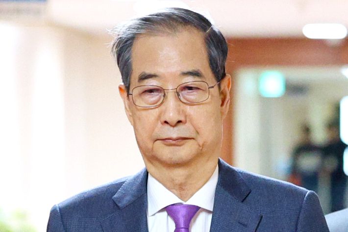 한덕수 대통령 권한대행 국무총리가 22일 정부서울청사에서 열린 국무회의에 입장하고 있다. 연합뉴스