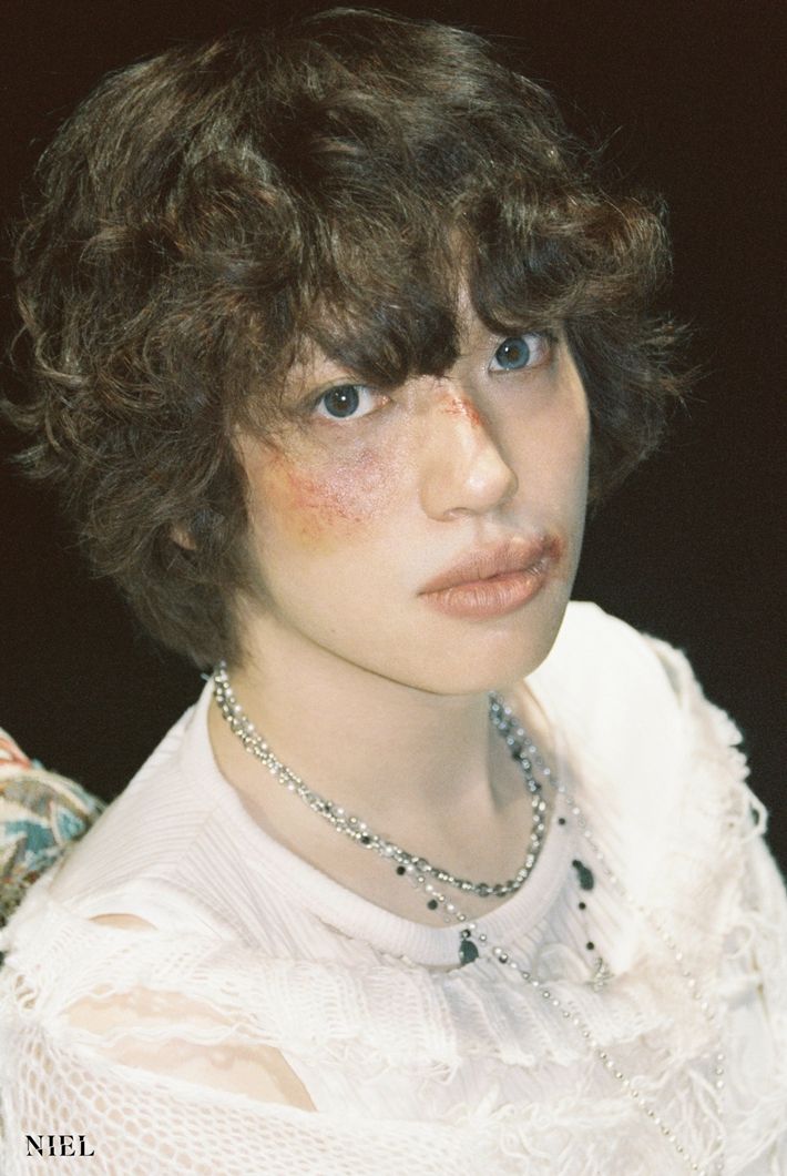 '쉬' 콘셉트 사진. 파란색 렌즈를 착용하고 상처 분장을 한 모습이 눈에 띈다. 엘엔디엔터테인먼트 제공