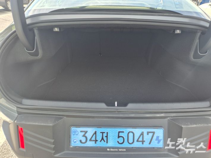 동급 최대 크기의 트렁크. 정석호 기자