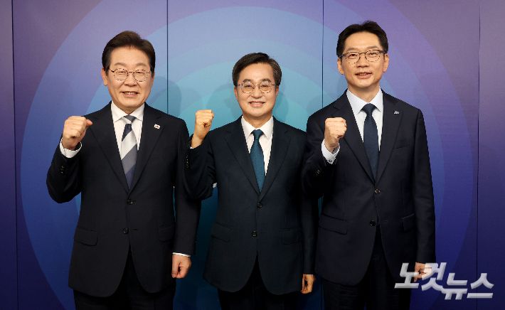 더불어민주당 제21대 대통령선거 경선에 나선 이재명(왼쪽부터), 김동연, 김경수 예비후보가 23일 오후 TV 초청 토론회 시작하기에 앞서 기념촬영을 하고 있다. 국회사진취재단