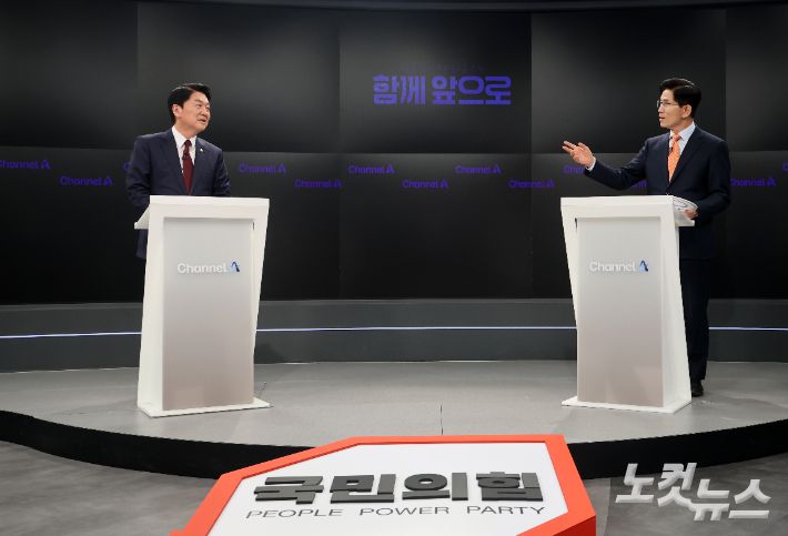 24일 서울 종로 동아미디어센터 오픈스튜디오에서 국민의힘 대선 2차 경선 진출자인 안철수(왼쪽), 김문수 후보가 토론 전 리허설을 하고 있다. 국회사진취재단