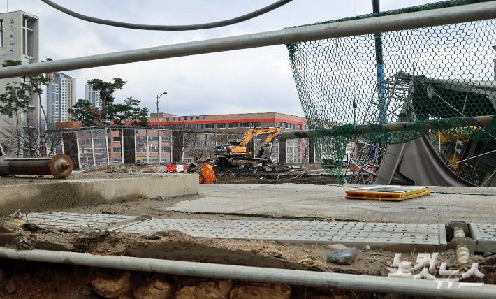 경기 광명시 신안산선 복선전철 5-2공구 붕괴 사고현장에서 119 구급대원과 경찰 등이 실종자 구조작업을 하고 있다. 황진환 기자
