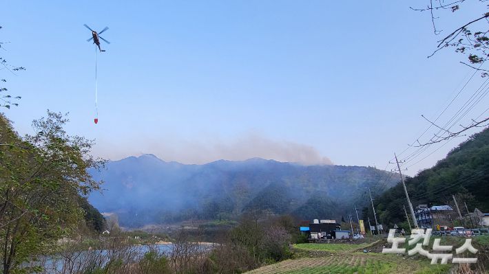 26일 오후 1시 18분쯤 강원 인제군 상남면 하남리 인근 야산에서 산불이 발생해  산림당국이 진화를 벌이고 있다. 박정민 기자