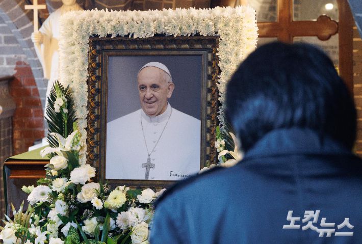 22일 오후 지난 21일(현지시간) 선종한 프란치스코 교황의 빈소가 마련된 서울 중구 명동대성당 지하성당에서 조문객들이 추모를 하고 있다. 사진공동취재단