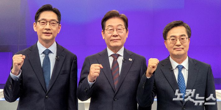 25일 서울 중구 방송스튜디오에서 열린 더불어민주당 제21대 대선 경선 후보자 토론회에서 후보들이 기념 촬영을 하고 있다. 왼쪽부터 김경수, 이재명, 김동연 후보 국회사진취재단