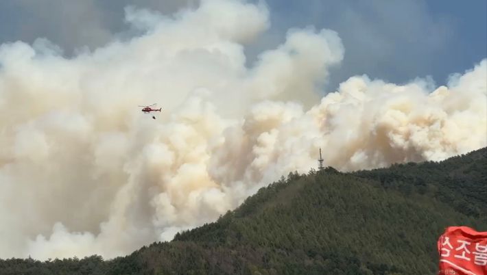 26일 오후 1시 18분쯤 강원 인제군 상남면 하남리 인근 야산에서 산불이 발생해 산림당국이 진화작업을 벌이고 있다. 연합뉴스