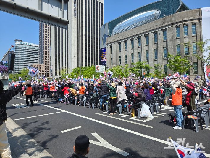 26일 오후 사랑제일교회 전광훈 씨가 이끄는 자유통일당이 서울 광화문 인근에서 집회를 열었다. 백담 기자