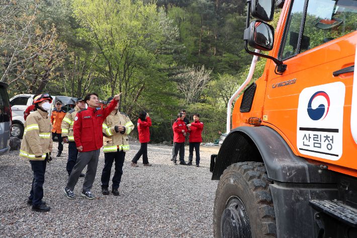 김진태 강원특별자치도지사가 27일 오전 인제군 상남면 산불 최초 발화지점인 매화골을 찾아 현장을 살펴보고 있다.  강원특별자치도 제공