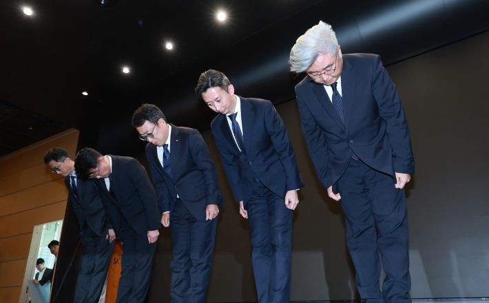 유영상 SK텔레콤 대표이사(가운데) 등이 25일 서울 중구 SKT타워에서 SK텔레콤 이용자 유심(USIM) 정보가 해커 공격으로 유출된 것과 관련해 고개 숙여 사과하고 있다. 연합뉴스