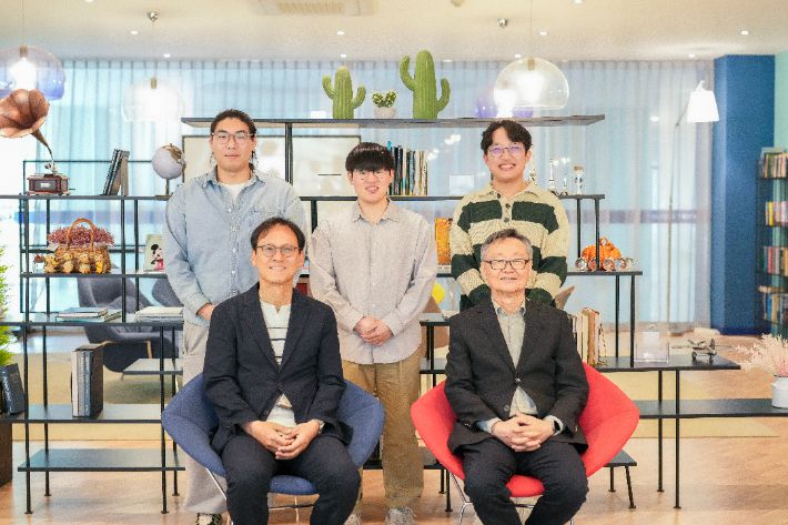 사진 아래쪽 좌측부터 김진영 교수, 이재성 교수. UNIST 제공