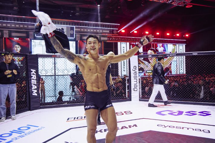 ZFN 대회에서 승리한 후  두 손을 들어 기쁨을 표현하는 유주상. ZFN 제공