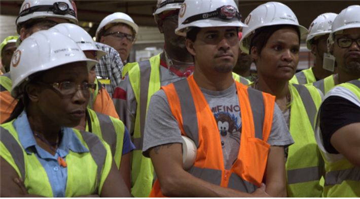 트럼프 대통령은 관세를 물지 않으려면 미국으로 공장을 옮기라고 말하고 있다. 하지만 공장 이전은 쉬운 문제가 아니다. 사진은 미국으로 이전한 중국 공장과 미국 노동자들이 겪는 갈등을 다룬 미국 다큐멘터리 영화 '아메리칸 팩토리(American Factory)'의 한 장면. (화면 출처: 2019년 넷플릭스 영화 '아메리칸 팩토리')