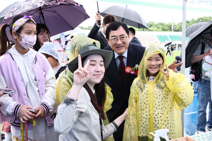 주낙영 경주시장이 지난해 열린 어린이날 큰잔치 행사에서 아이들과 함께 즐거운 시간을 보내고 있다. 경주시 제공