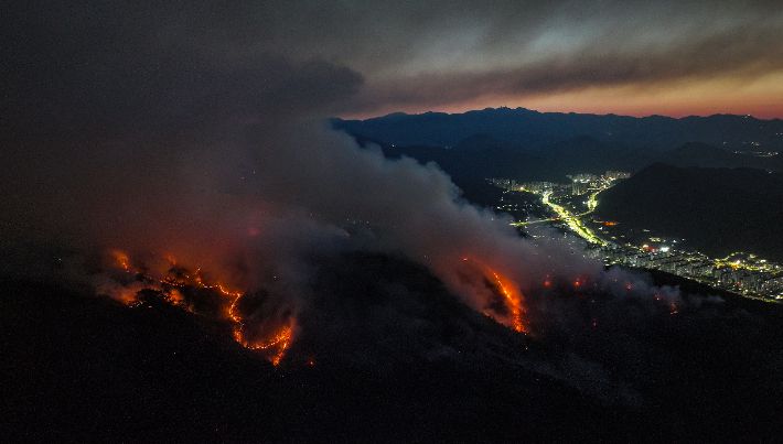 대구 대형 산불 발생 이틀째인 29일 동이 트는 가운데 대구 북구 함지산이 불타고 있다. 연합뉴스