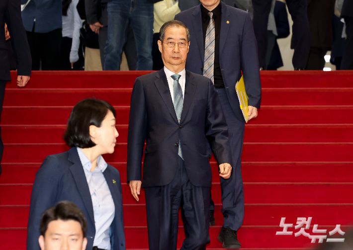 한덕수 대통령 권한대행 국무총리가 24일 오전 서울 여의도 국회에서 2025년도 제1회 추경예산안에 대한 정부 시정연설을 마치고 국회를 나서고 있다. 윤창원 기자