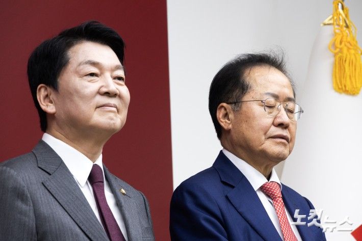 29일 서울 여의도 국민의힘 당사에서 열린 제21대 대통령 후보자 국민의힘 3차 경선 진출자 발표 행사에서 진출에 실패한 안철수, 홍준표 후보가 진출 후보의 소감을 듣고 있다. 윤창원 기자