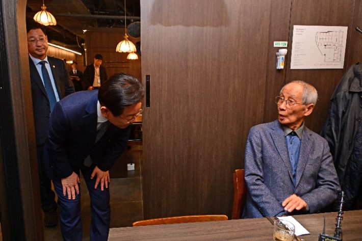 더불어민주당 이재명 대표가 지난해 10월 여의도 한 식당에서 윤여준 전 환경부 장관과 만나 인사하고 있다. 연합뉴스