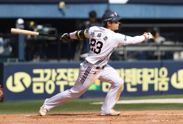 최근 10경기 타율 1할1푼1리의 부진으로 29일 2년 만에 9번 타자로 내려간 강승호. 두산