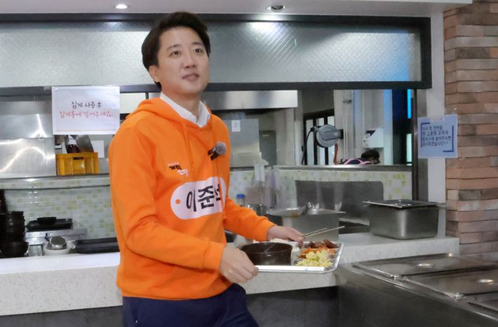 개혁신당 이준석 대선 후보가 29일 경기 고양시 한국항공대학교 학생회관 식당에서 학식을 들고 이동하고 있는 모습. 연합뉴스