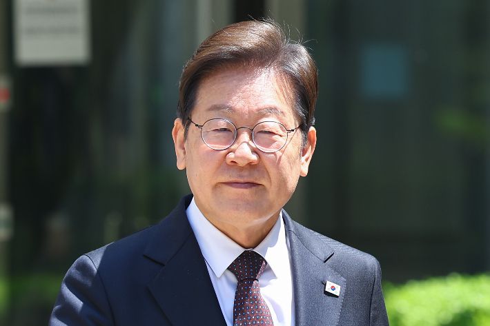 더불어민주당 이재명 대선 후보가 29일 서울 서초구 서울중앙지방법원에서 열린 '대장동 배임∙성남FC 뇌물' 1심 속행 공판이 끝난 뒤 법원을 나서고 있다. 연합뉴스
