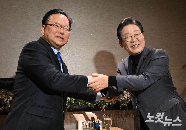 지난 2월 만난 김부겸 전 국무총리와 더불어민주당 이재명 대선 후보. 윤창원 기자