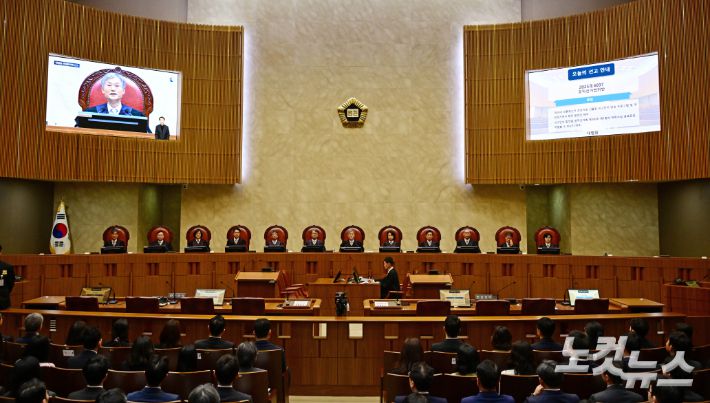 조희대 대법원장을 비롯한 대법관들이 1일 오후 서울 서초구 대법원에서 이재명 더불어민주당 대선 후보의 공직선거법 위반 사건 상고심 선고를 위해 입정하고 있다. 사진공동취재단