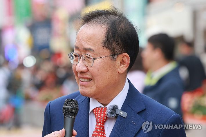 (서울=연합뉴스) 신현우 기자 = 국민의힘 홍준표 대선 경선 후보가 27일 서울 마포구 KT&G상상마당 인근 홍대거리에서 기자 간담회를 하고 있다. 2025.4.27 nowwego@yna.co.kr 연합뉴스