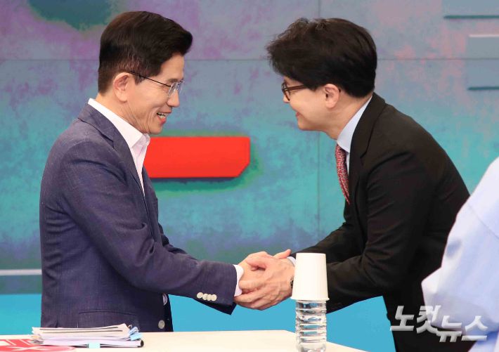 2025년 4월 30일 오후 서울 중구 TV조선에서 국민의힘 제21대 대통령선거 경선 결선투표에 진출한 김문수(왼쪽) 한동훈 후보가 TV토론에 앞서 스튜디오에서 인사를 나누고 있다. 국회사진취재단