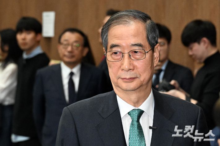 한덕수 전 국무총리가 2일 서울 여의도 국회 소통관에서 제21대 대통령 선거 출마선언을 위해 이동하고 있다. 윤창원 기자