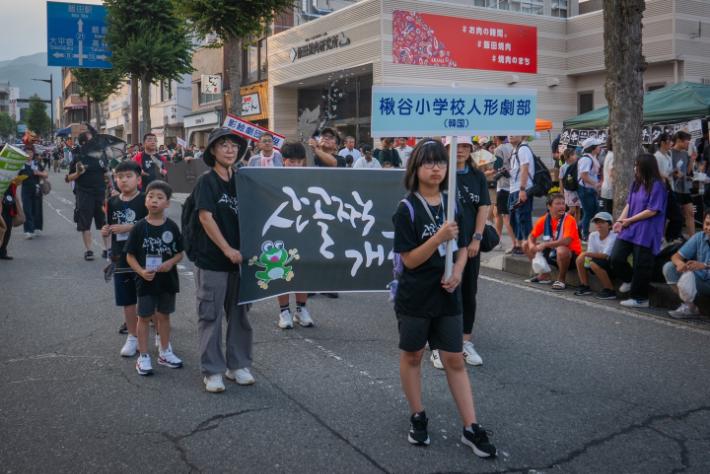 춘천 추곡초 학생들이 지난 2024년 일본 이이다 인형축제에 참여했다. 추곡초 제공