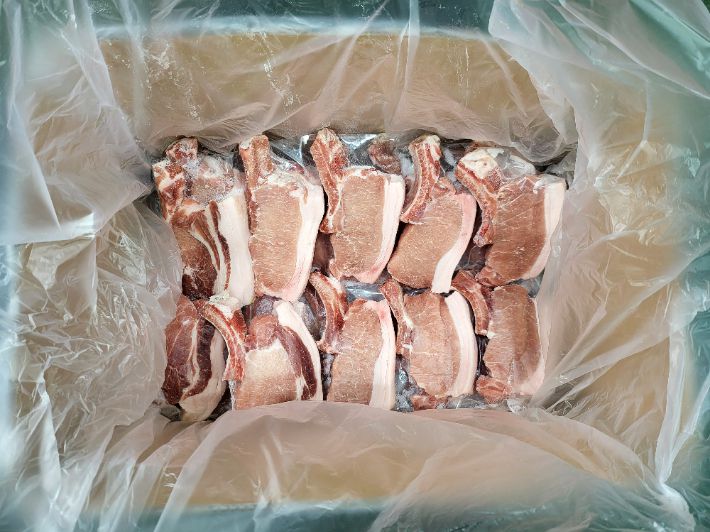 수입산 돼지 갈빗대에 국산 등심을 인위적으로 붙여 만든 토마호크 부위. 국립농산물품질관리원 부산사무소 제공