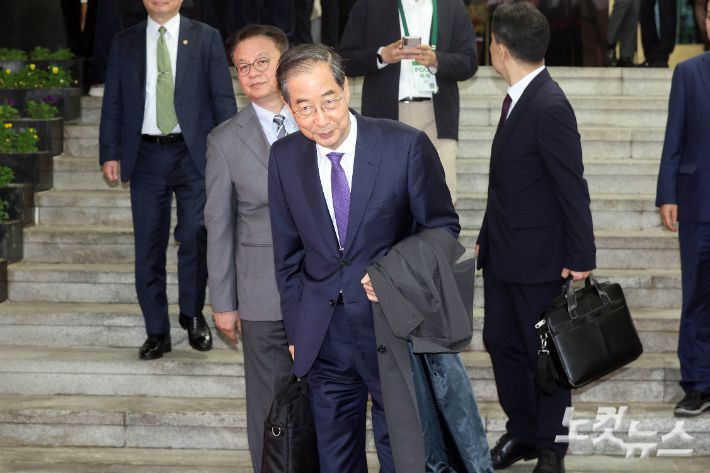 한덕수 대통령 권한대행 겸 국무총리가 1일 오후 서울 종로구 정부서울청사에서 대국민담화를 통해 사퇴를 표명한 뒤 청사를 나서고 있다. 황진환 기자