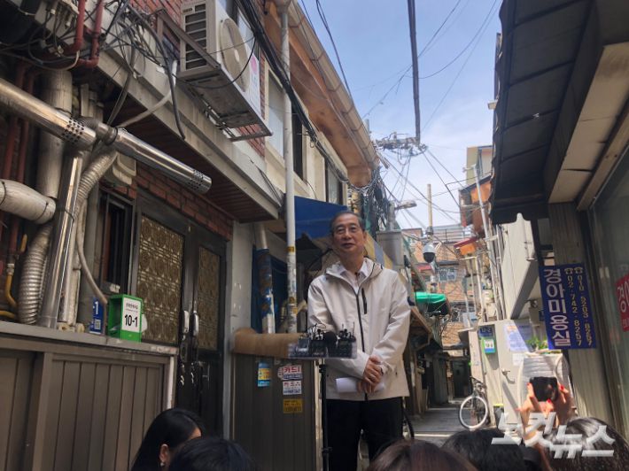 2일 대선 출마를 선언한 한덕수 전 국무총리가 돈의동 쪽방촌에서 오세훈 서울시장과의 회동 뒤 백브리핑을 진행하고 있다. 이은지 기자