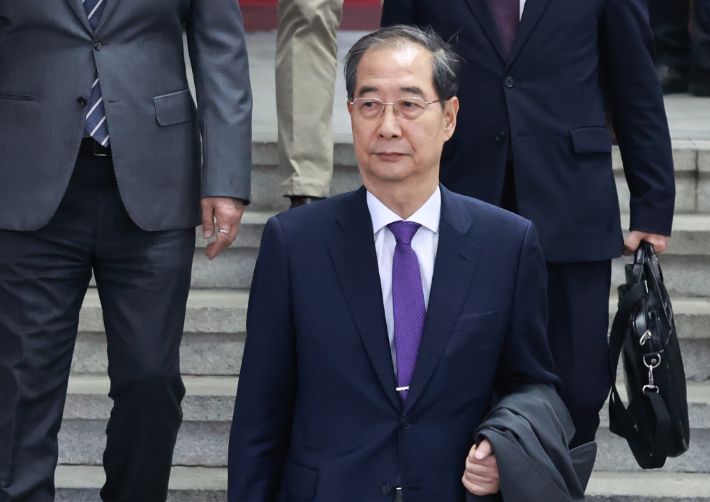 서울청사 떠나는 한덕수 권한대행     (서울=연합뉴스) 홍해인 기자 = 한덕수 대통령 권한대행 국무총리가 1일 대국민 담화 뒤 정부서울청사를 떠나고 있다. 2025.5.1     hihong@yna.co.kr (끝)   <저작권자(c) 연합뉴스, 무단 전재-재배포, AI 학습 및 활용 금지> 연합뉴스