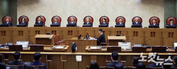 조희대 대법원장을 비롯한 대법관들이 1일 오후 더불어민주당 이재명 대선 후보의 공직선거법 사건 전원합의체 선고를 위해 서울 서초구 대법원 대법정에 입장해 자리에 앉아 있다. 사진공동취재단