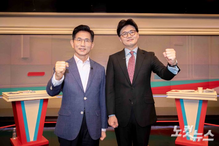 2025년 4월 30일 오후 서울 중구 TV조선에서 국민의힘 제21대 대통령선거 경선 결선투표에 진출한 김문수(왼쪽) 한동훈 후보가 TV토론에 앞서 스튜디오에서 자세를 취하고 있다. 국회사진취재단
