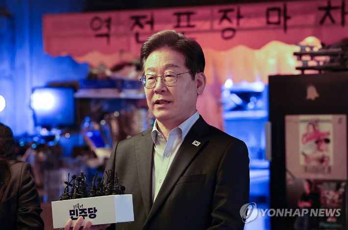 (서울=연합뉴스) 더불어민주당 이재명 대선 후보가 1일 서울 종로구의 한 포차 식당에서 비(非)전형 노동자들과의 간담회를 마친 뒤 대법원의 공직선거법 위반 관련 파기환송 선고에 대한 입장을 밝히고 있다. 2025.5.1  [국회사진기자단] photo@yna.co.kr 연합뉴스