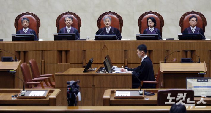 조희대 대법원장이 1일 오후 더불어민주당 이재명 대선 후보의 공직선거법 사건 전원합의체 선고를 위해 서울 서초구 대법원 대법정에 입장해 장내 정돈을 선언하고 있다. 사진공동취재단