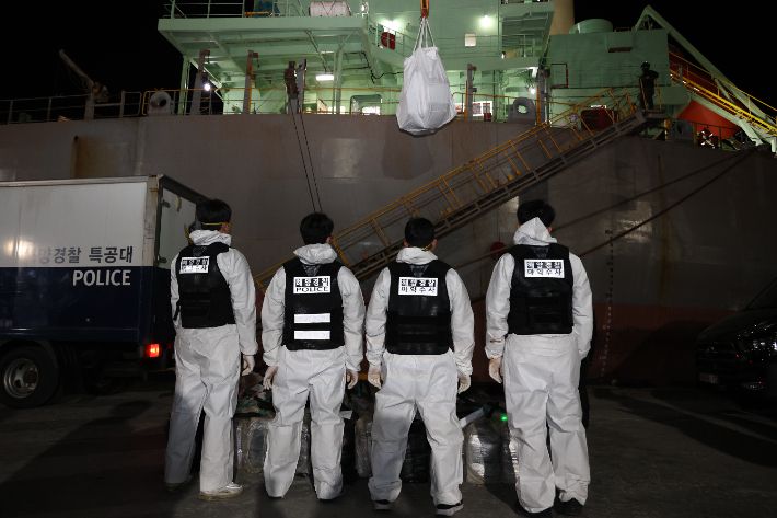 동해지방해양경찰청과 서울본부세관은 지난 달 2일 오전 6시 30분쯤 강릉시 옥계항에 입항해 정박 중인 선박에서 코카인 의심 물질 약 2톤 가량의 물량을 압수했다. 동해지방해양경찰청 제공