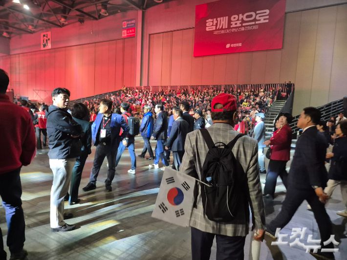 3일 오후 2시쯤  경기 고양시 킨텍스 제1전시장에서 열린 국민의힘 제21대 대선 후보 선출을 위한 전당대회장. 배낭에 태극기를 꼽고 빨간 모자를 쓴 한 국민의힘 당원이 들어서고 있다. 박희영 기자