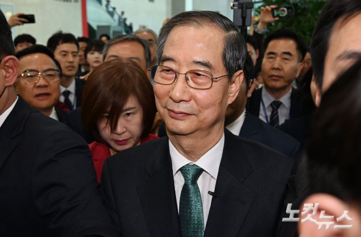 한덕수 전 국무총리가 2일 서울 여의도 국회 소통관에서 제21대 대통령 선거 출마선언 기자회견을 마치고 이동하고 있다. 윤창원 기자
