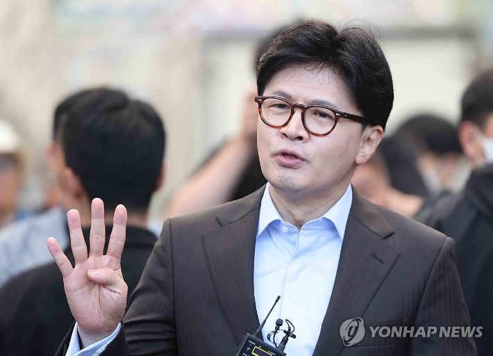 (창원=연합뉴스) 김동민 기자 = 국민의힘 한동훈 대선 경선 후보가 2일 경남 창원시 마산합포구 마산어시장을 찾아 취재진 질문에 답하고 있다. 2025.5.2 image@yna.co.kr 연합뉴스