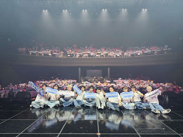 팬들이 준비한 슬로건을 들고 사진을 찍은 싸이커스. KQ엔터테인먼트 제공