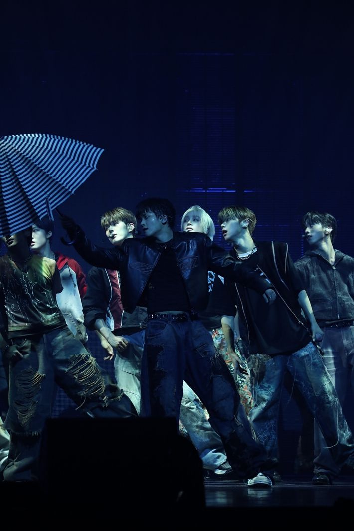 우산을 활용한 퍼포먼스를 하는 싸이커스. KQ엔터테인먼트 제공