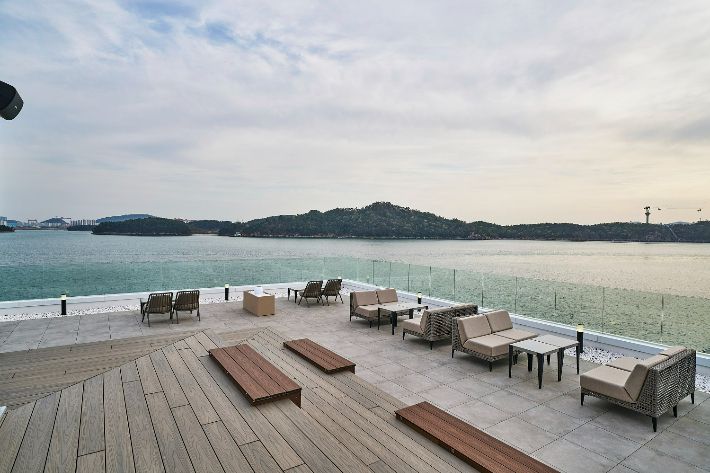 스타벅스 '목포해안로점' 테라스 전경. 스타벅스 제공