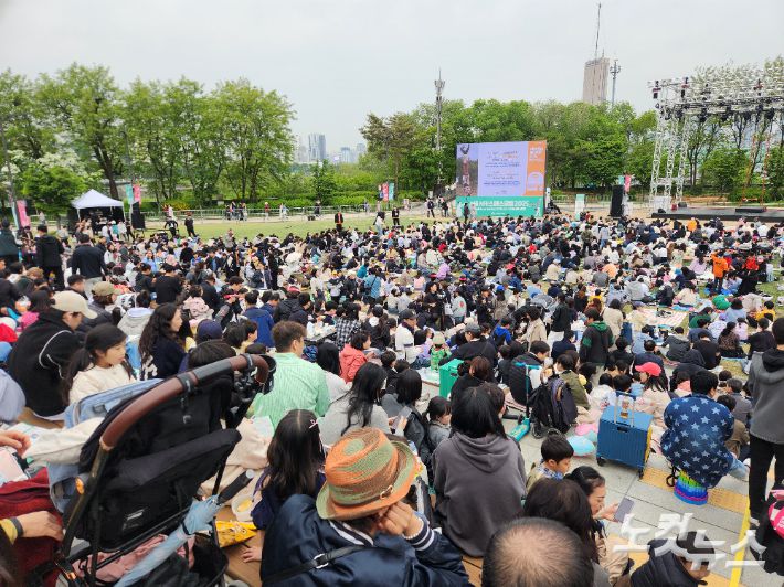 어린이날인 5일 오전 서울 동작구 노들섬에는 궂은 날씨에도 부모 손을 잡고 온 어린이 손님들이 서커스 공연을 즐기고 있다. 박성은 기자