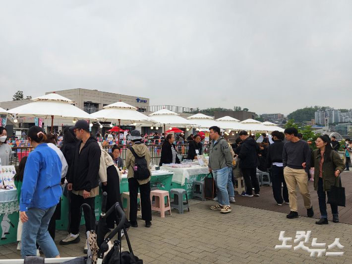 어린이날인 5일 오전 서울 동작구 노들섬에는 궂은 날씨에도 부모 손을 잡고 온 어린이 손님들이 행사 부스를 즐기고 있다. 박성은 기자